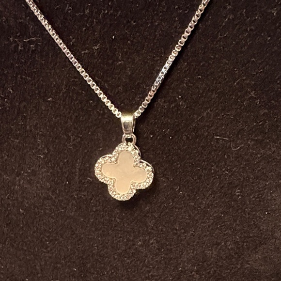 Elegant Silver Pendant Necklace - Picture 1 of 4